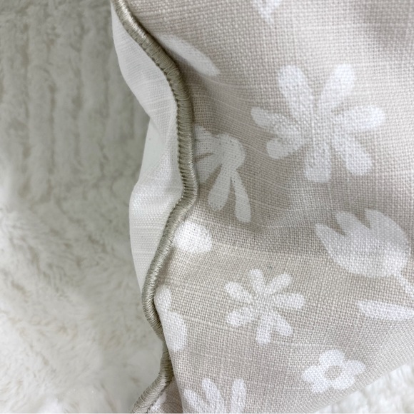Spritz Bunny Embroidered Appliqué Floral Throw Pillow Tan White NEW - Picture 4 of 4